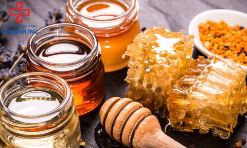 uống mật ong giúp giảm đau bụng dưới bên trái